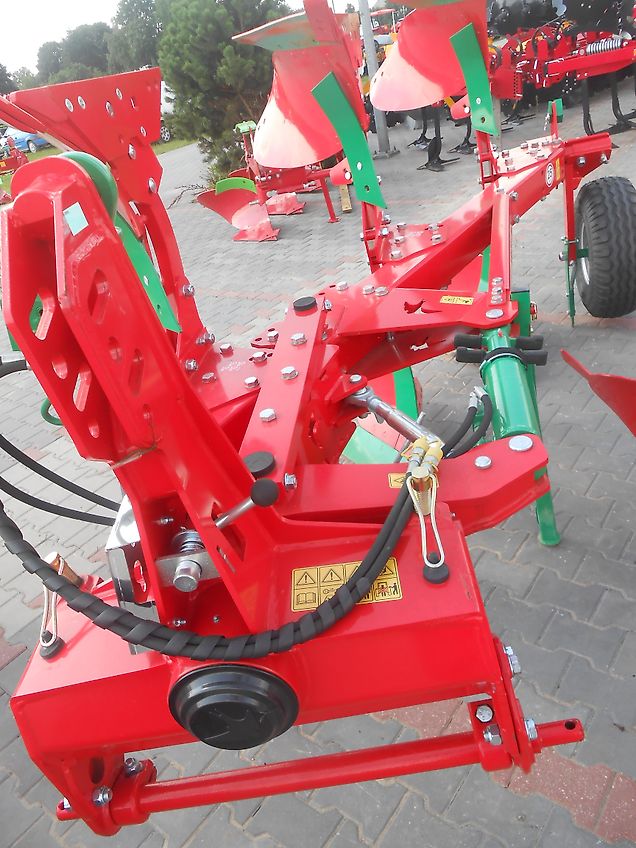 AGRO-MASZ Drehpflug/ Rotary plow/ Pług obrotowy 3-skibowy / Arado rotativo de 3 surcos