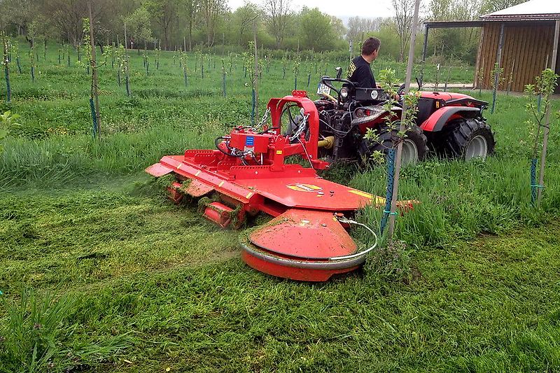 Humus AFLR 3200 | Das Ausmähen zwischen den einzelnen Zaunpfählen läuft vollautomatisch mit Federzug