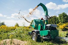 HS 140MF PRO Holzhacker /Holzschredder /Holzhäcksler mit Dieselmotor und PKW-Fahrwerk