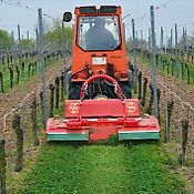 Humus LV - Für Schlepper ab 40 PS, für Front- und Heckanbau linear in der Arbeitsbreite verstellbar. Für den Wein- und Obstbau mit viel Zubehör-Möglichkeiten.