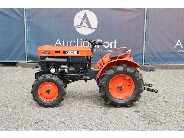 Kubota B7000