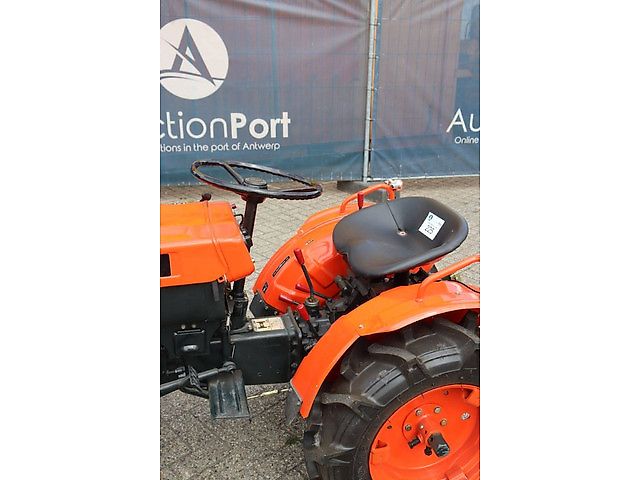 Kubota B7000