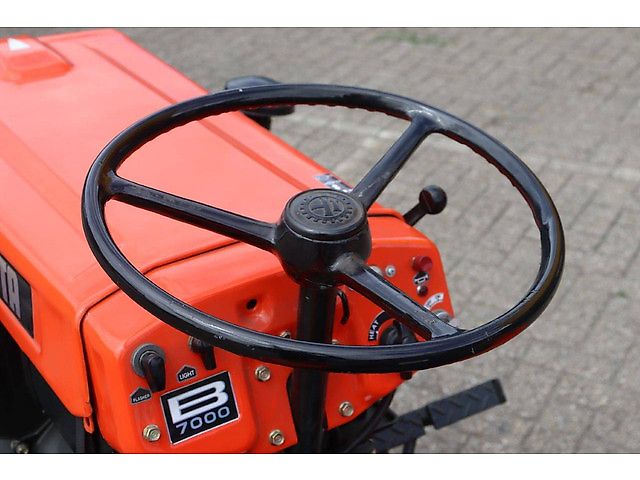 Kubota B7000