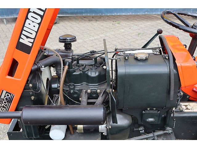 Kubota B7000