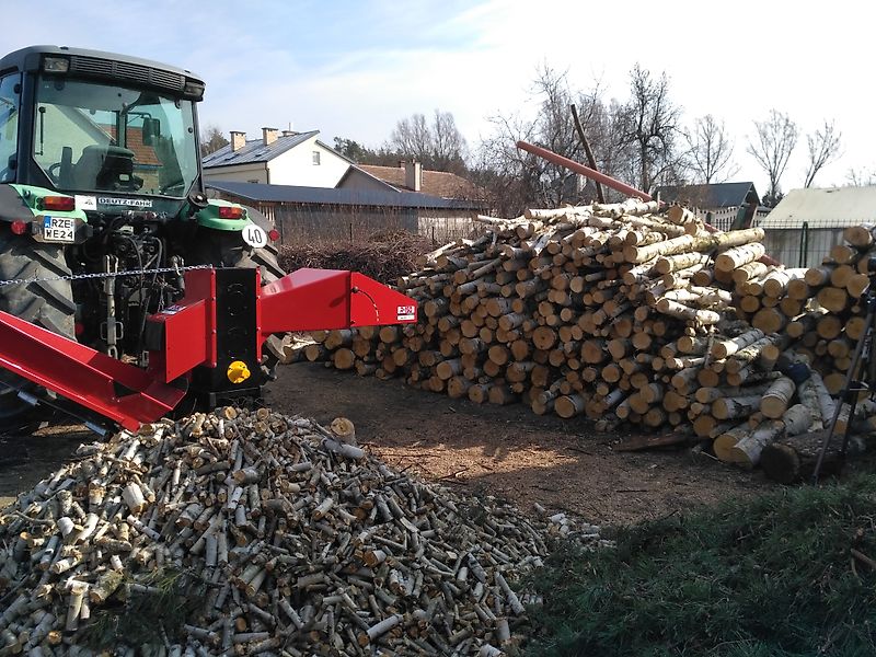 REMET CNC Holzhacker R-150 m. 3 Meter Förderband