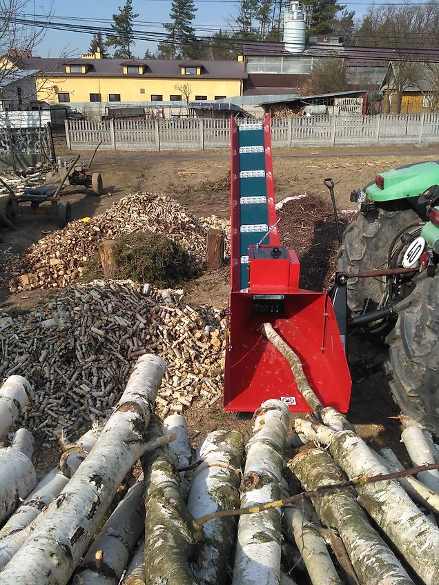 REMET CNC Holzhacker R-150 m. 3 Meter Förderband