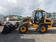 JCB 409 Radlader mit Schaufel und Gabel