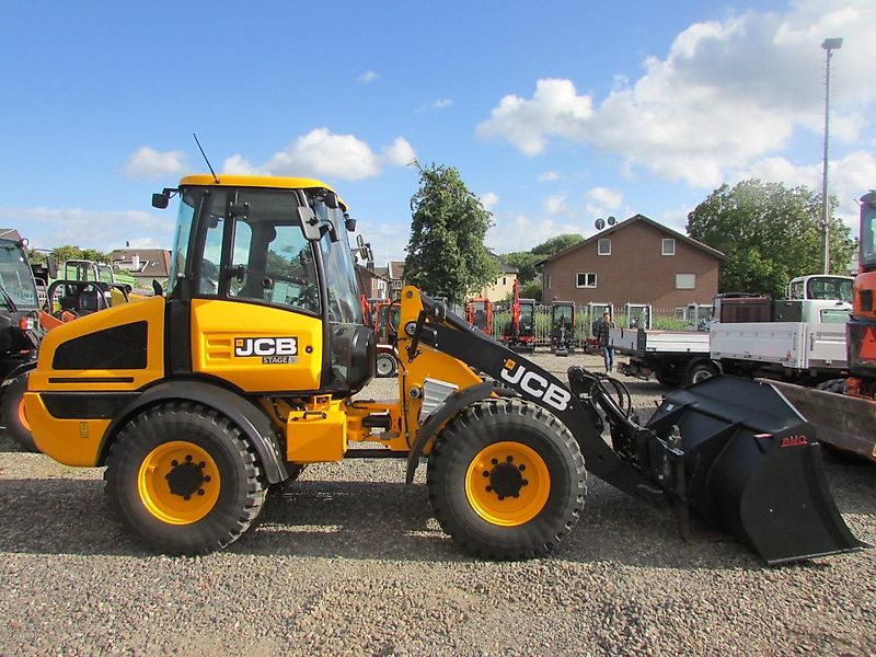 JCB 409 Radlader mit Schaufel und Gabel