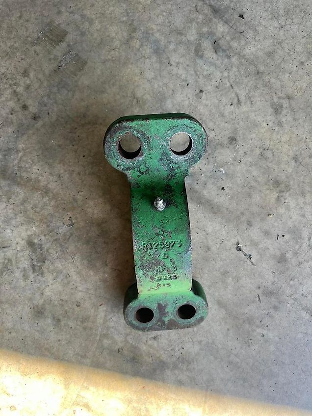 John Deere SUPPORT FOR FRONT AXLE 1300 (used) - John Deere 7010, 7020, 7030, 7R, 8010, 8020, 8030, 8000