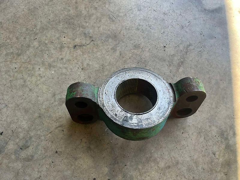John Deere SUPPORT FOR FRONT AXLE 1300 (used) - John Deere 7010, 7020, 7030, 7R, 8010, 8020, 8030, 8000