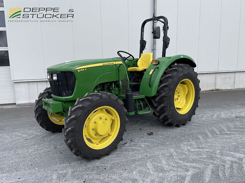 John Deere 5055E