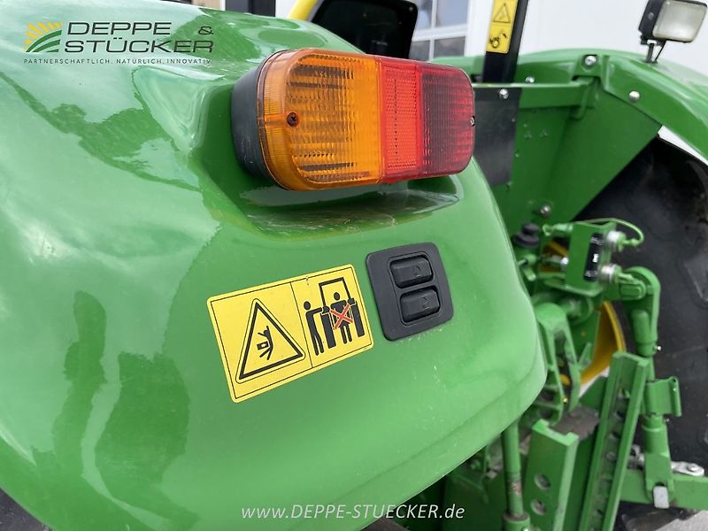 John Deere 5055E
