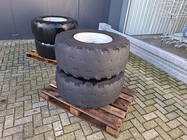 Dunlop 405/70R18 SP T9