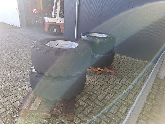 Dunlop 405/70R18 SP T9