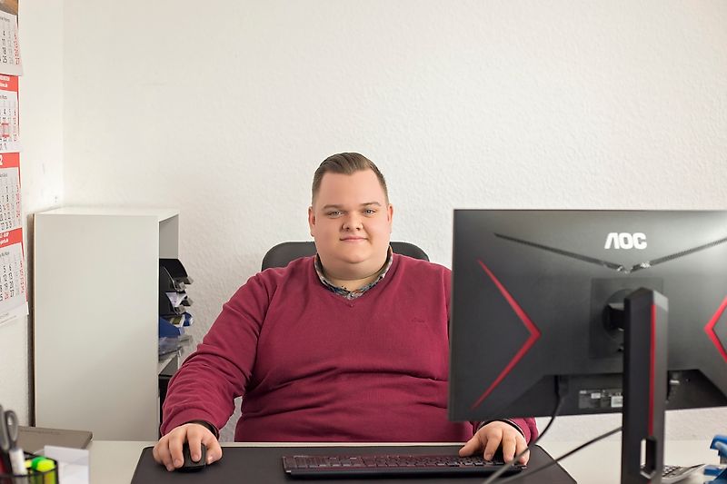 Лице за контакти Г-н Leon Baden